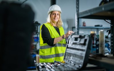 5 avantages du convoyeur vertical pour le transfert de vos marchandises dans l’entrepôt